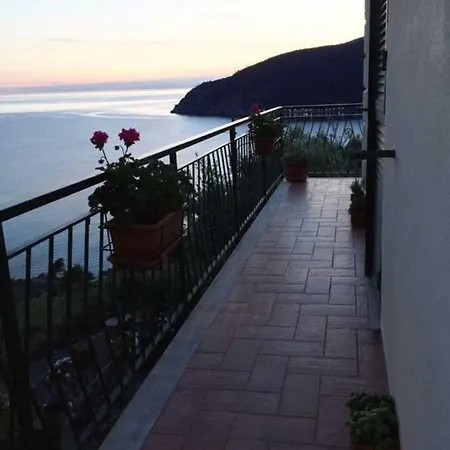 A Moneglia, Tra Portofino E Le Cinque Terre Монелья