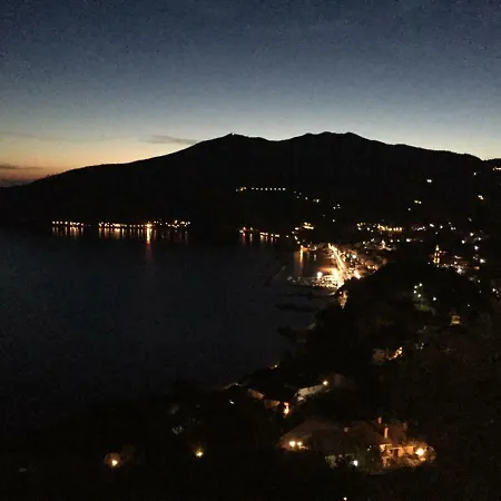 A Moneglia, Tra Portofino E Le Cinque Terre モネーリア